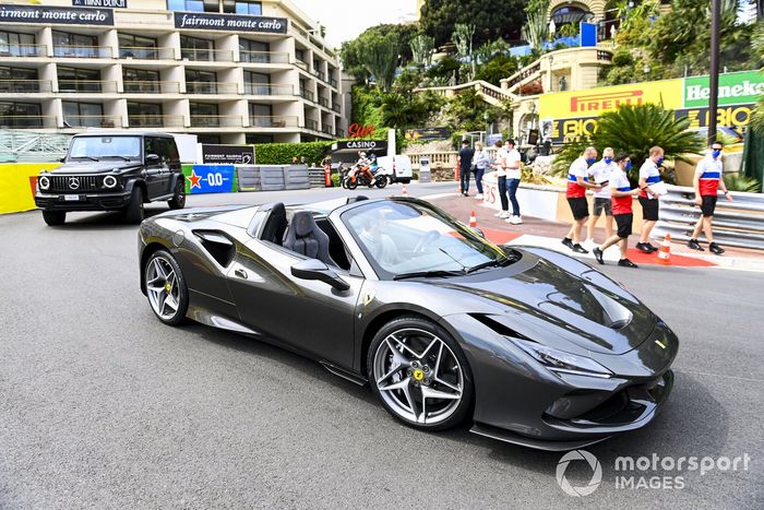 Un Ferrari y Nikita Mazepin, Haas F1, con su equipo