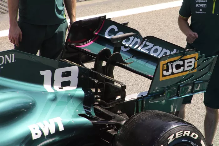 Detalle del alerón trasero del Aston Martin AMR21