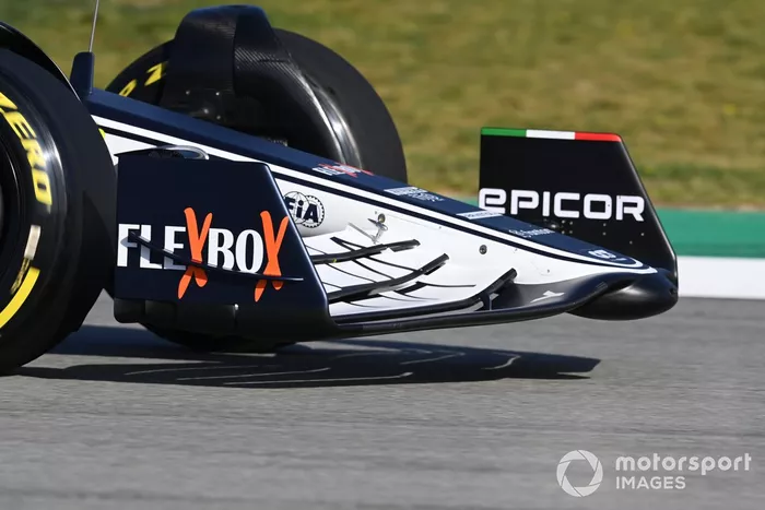 El alerón delantero del coche de Yuki Tsunoda, AlphaTauri AT03