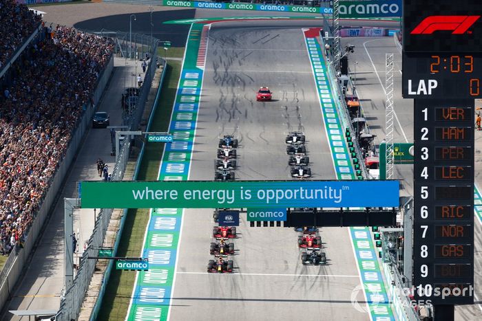 Max Verstappen, Red Bull Racing RB16B, y Lewis Hamilton, Mercedes W12, se preparan para liderar la salida