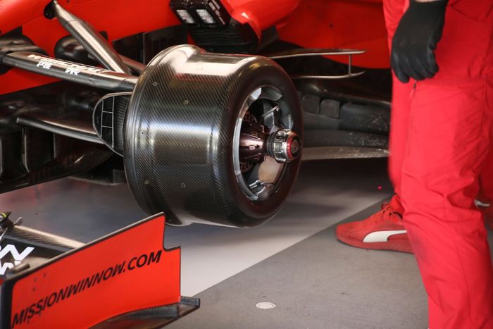 Detalle del freno delantero del Ferrari SF90 muleto