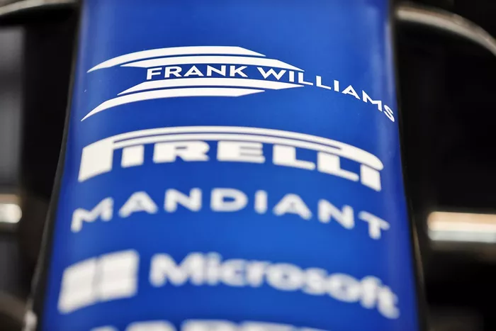 Homenaje a Frank Williams en el morro del Alpine A521