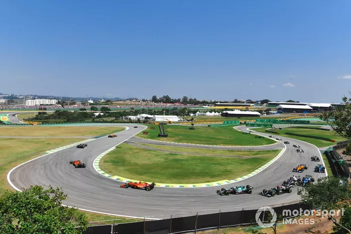 Max Verstappen, Red Bull Racing RB16B, Sergio Pérez, Red Bull Racing RB16B, Valtteri Bottas, Mercedes W12, Charles Leclerc, Ferrari SF21, Carlos Sainz Jr., Ferrari SF21, y el resto del campo en la reanudación