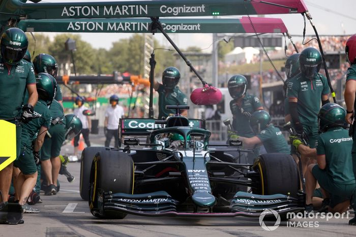 Lance Stroll, Aston Martin AMR21, en boxes durante los entrenamientos