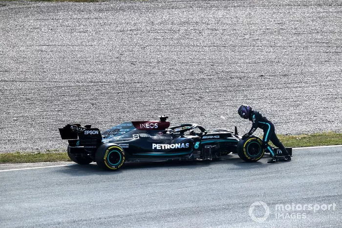 Lewis Hamilton, Mercedes W12, sufre una avería durante la FP2