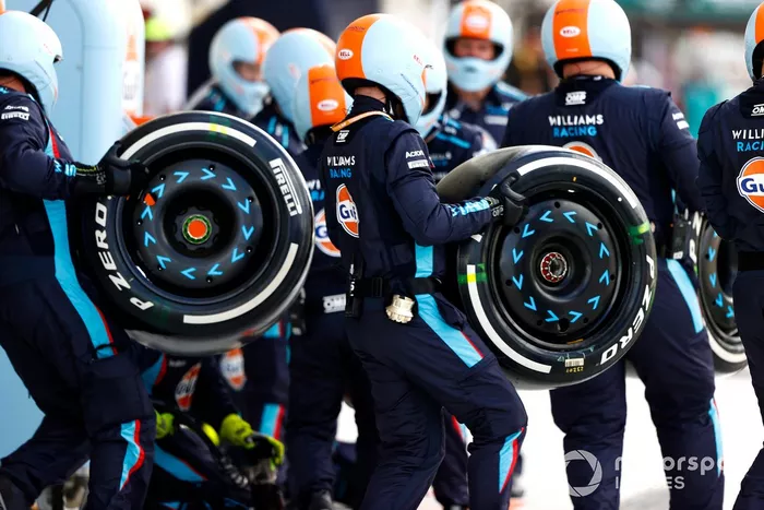 El equipo Williams se prepara para una parada en boxes