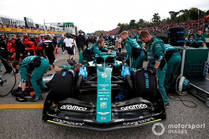 Mecánicos en la parrilla con Sebastian Vettel, Aston Martin AMR22