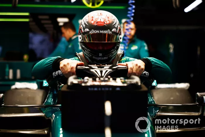 Fernando Alonso, Aston Martin F1 Team, monte dans la voiture avant la première séance d'essais libres.