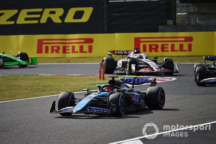Esteban Ocon, Alpine A524, Pierre Gasly, Alpine A524, Kevin Magnussen, Haas VF-24
