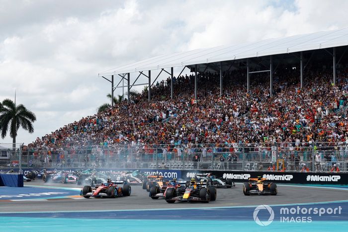 Salida de carrera - Max Verstappen, Red Bull Racing RB20 el campo de distancia por delante de Charles Leclerc, Ferrari SF-24, Lando Norris, McLaren MCL38 