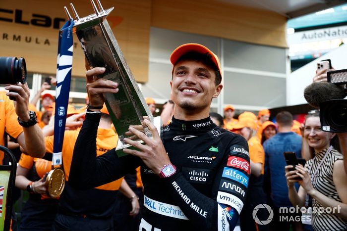 Lando Norris, McLaren F1 Team, 1ª posición, celebra con su trofeo