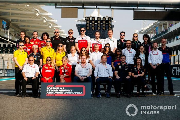 Foto de encargados de prensa y personal del equipo F1 2019