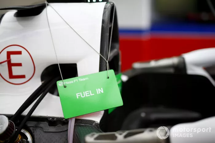 Cartel de mantenimiento que indica que un coche está repostando en el garaje de Haas F1