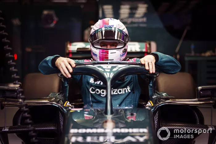 Sebastian Vettel, Aston Martin AMR21, entra nella sua monoposto