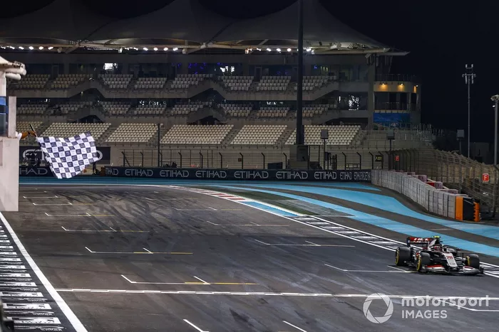 Kevin Magnussen, Haas VF-20, pasa la bandera a cuadros al final de la carrera