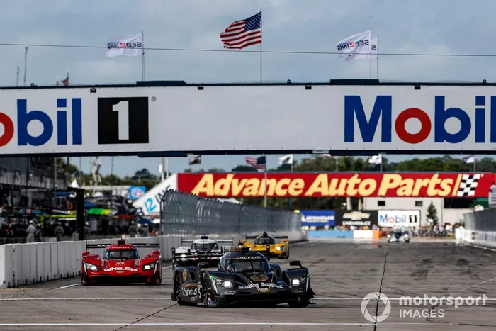 #5 Mustang Sampling Racing / JDC-Miller MotorSports Cadillac DPi, DPi: Sebastien Bourdais, Tristan Vautier, Loic Duval, #31 Whelen Engineering Racing Cadillac DPi, DPi: Pipo Derani, Felipe Nasr, Gabby Chaves