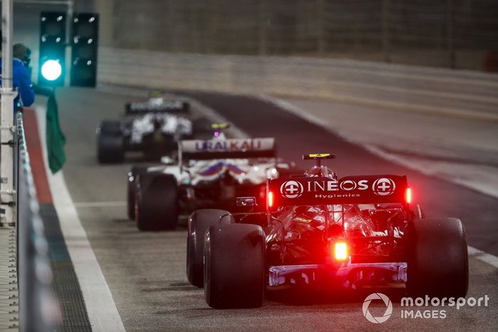 Valtteri Bottas, Mercedes W12, Mick Schumacher, Haas VF-21 