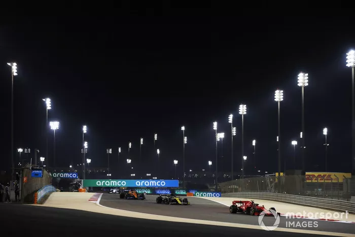 Charles Leclerc, Ferrari SF1000, Daniel Ricciardo, Renault F1 Team R.S.20, e Carlos Sainz Jr., McLaren MCL35