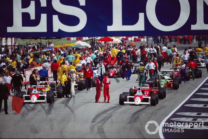 Alain Prost y Ayrton Senna, McLaren hablan en la parrilla antes del reinicio
