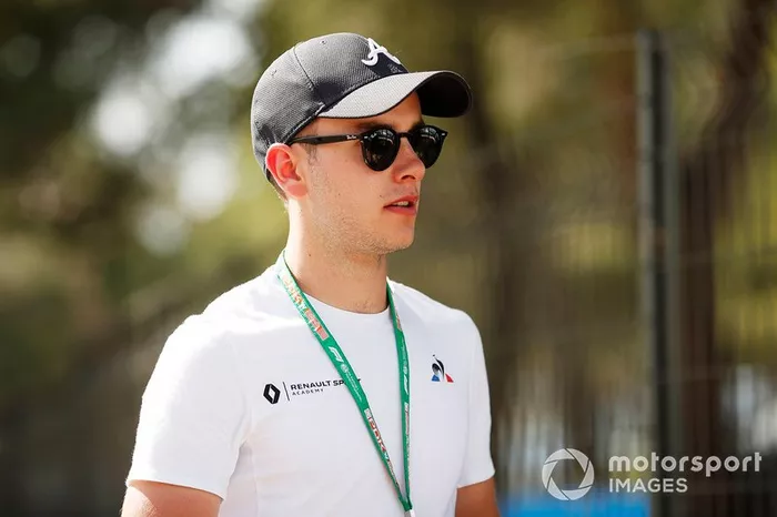 Después de una temporada de adaptación, el francés terminó quinto en el campeonato de la Fórmula Renault con dos victorias, siete podios y dos poles en 2015.