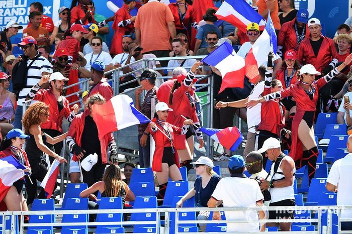 Un grupo de fans en el GP de Francia