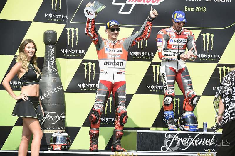 Podio: ganador de la carrera Andrea Dovizioso, equipo Ducati, segundo lugar Jorge Lorenzo, equipo Ducati