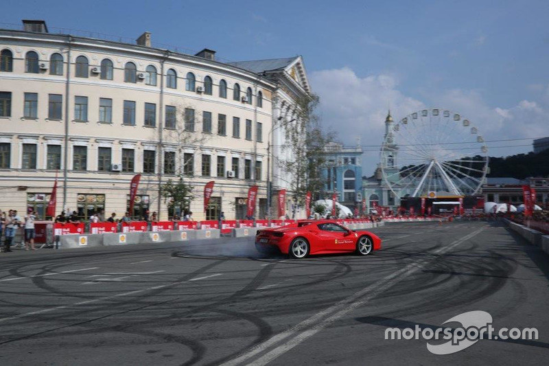 Марк Жене за кермом Ferrari