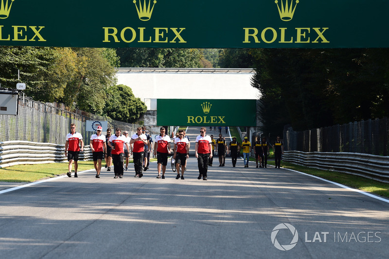 Marcus Ericsson, Sauber ispeziona il circuito