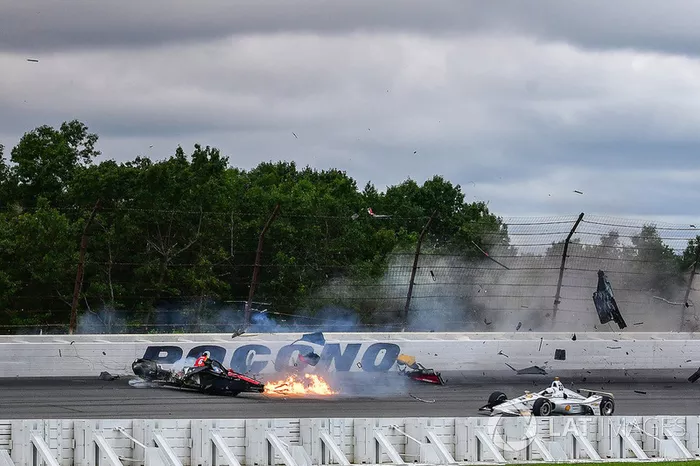 Robert Wickens, Schmidt Peterson Motorsports Honda, James Hinchcliffe, Schmidt Peterson Motorsports Honda, Ryan Hunter-Reay, Andretti Autosport Honda, Pietro Fittipaldi, Dale Coyne Racing Honda chocan con Todd Dziadosz