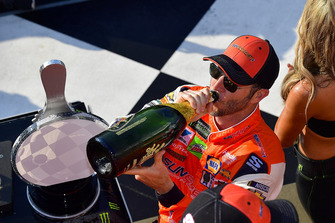 Chase Elliott, Hendrick Motorsports, Chevrolet Camaro SunEnergy1 and Alan Gustafson celebrate with champagne in victory lane