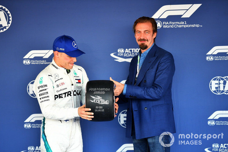 Valtteri Bottas, Mercedes AMG F1 receives the Pirelli Pole Position Award