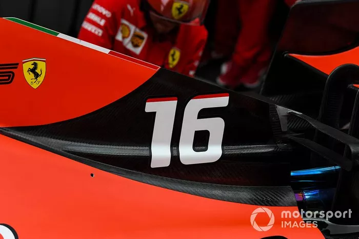 Ferrari SF90: Motorhaube mit T-Flügel