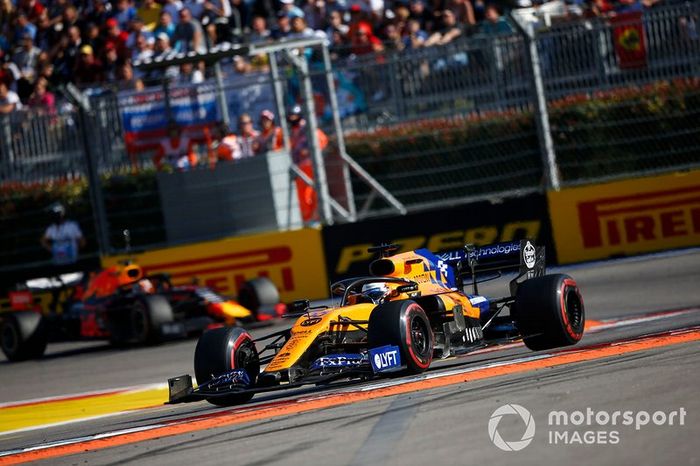 Carlos Sainz Jr., McLaren MCL34, Max Verstappen, Red Bull Racing RB15