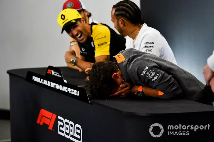Daniel Ricciardo, Renault F1 Team y Lando Norris, McLaren riendo en la rueda de prensa 