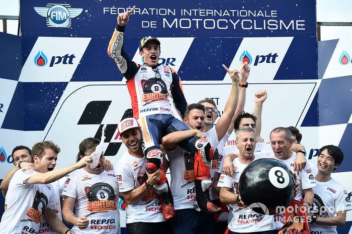 Il Campione del Mondo Marc Marquez, Repsol Honda Team, festeggia con il suo team