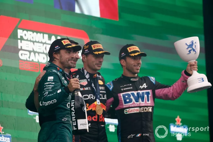 Fernando Alonso, Aston Martin F1 Team, 2ª posición, el delegado del trofeo Red Bull, Max Verstappen, Red Bull Racing, 1ª posición, Pierre Gasly, Alpine F1 Team, 3ª posición, en el podio.