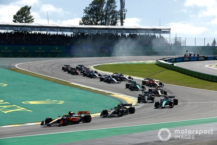 Lando Norris, McLaren MCL60, Lewis Hamilton, Mercedes F1 W14, Fernando Alonso, Aston Martin AMR23, George Russell, Mercedes F1 W14, el resto de la parrilla para la reanudación.