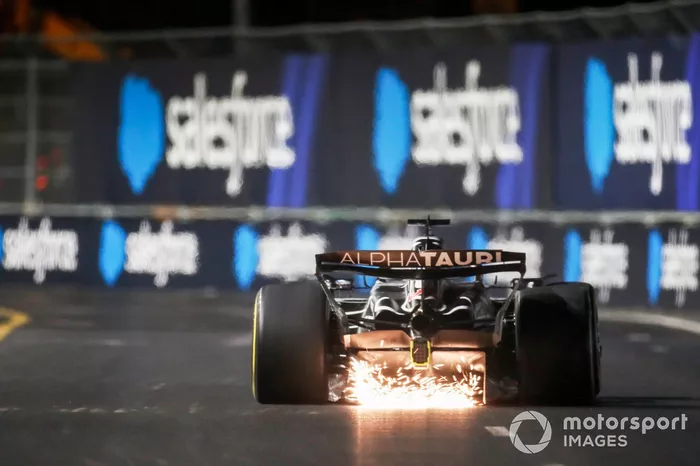 Chispas bajo Daniel Ricciardo, AlphaTauri AT04