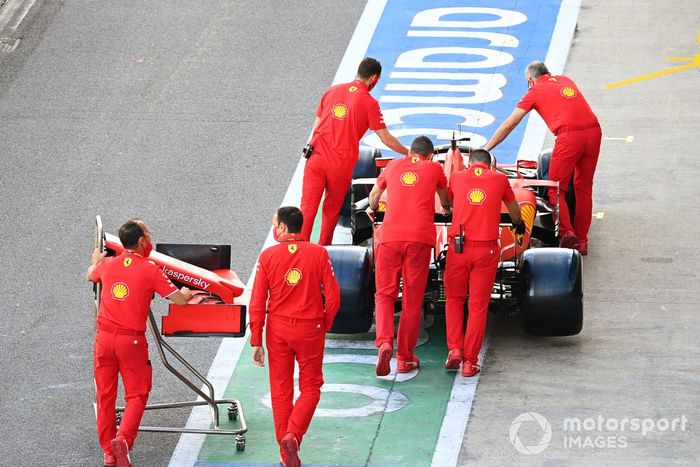 Mecánicos con el coche de Charles Leclerc, Ferrari SF1000