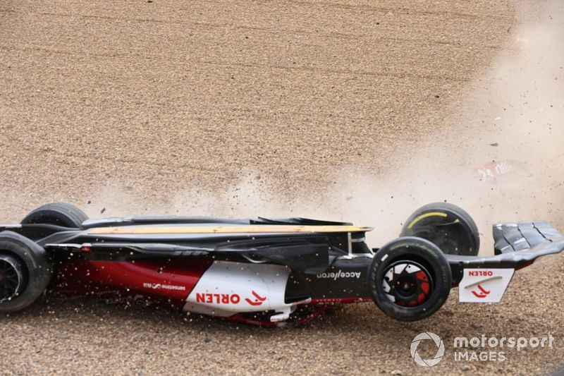 Zhou Guanyu, Alfa Romeo C42, se desliza por la grava boca abajo tras un accidente en la salida