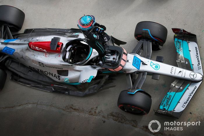 George Russell, Mercedes-AMG, celebra en el Parc Ferme tras conseguir la pole