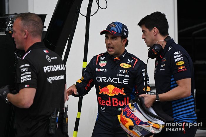 Sergio Pérez, Red Bull Racing, con su entrenador de rendimiento José Canales en el pit lane