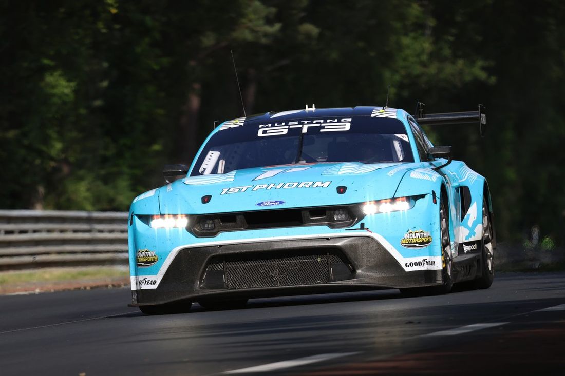 #77 Proton Competition Ford Mustang LMGT3 de Ryan Hardwick, Zacharie Robichon, Benjamin Barker