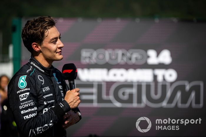 George Russell, Mercedes-AMG F1 Team, 1ª posición, es entrevistado tras la carrera