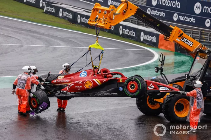 Los comisarios retiran el coche dañado de Carlos Sainz, Ferrari SF-24, tras un accidente