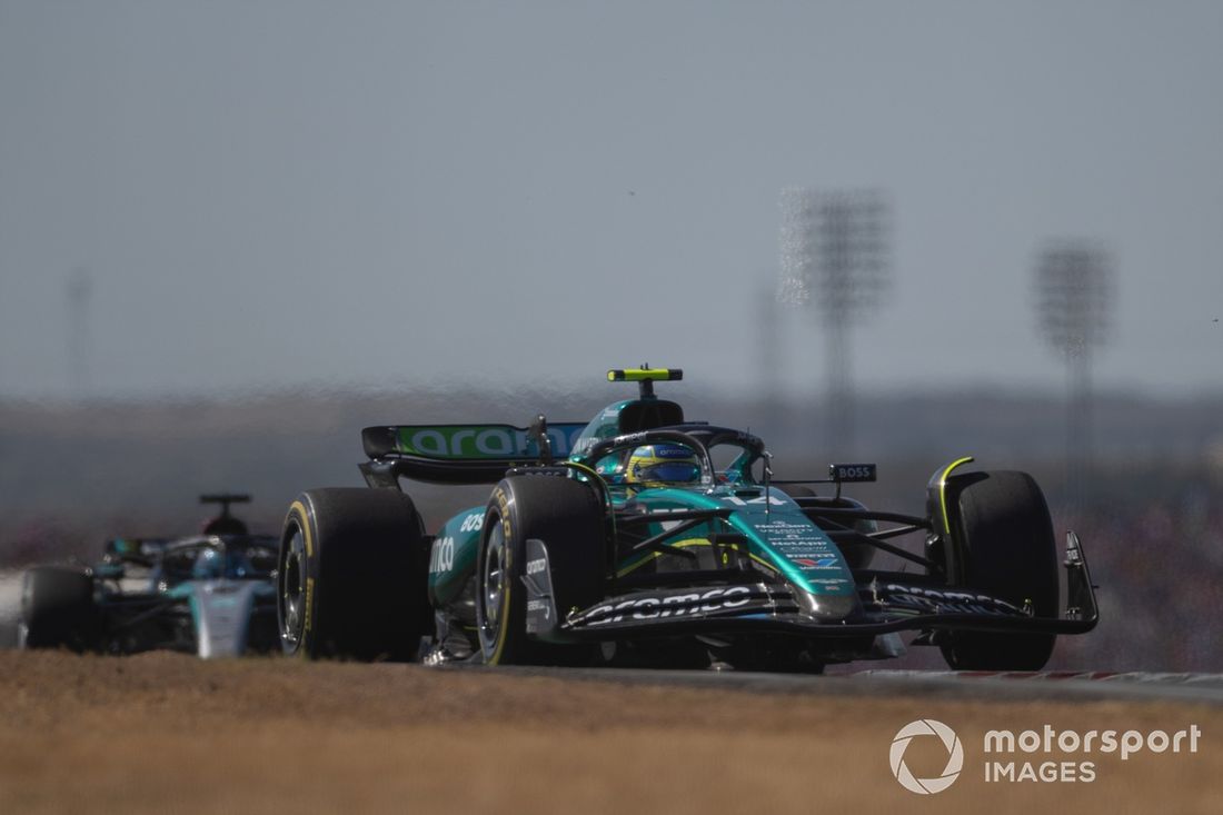 Fernando Alonso, Aston Martin AMR24, George Russell, Mercedes F1 W15