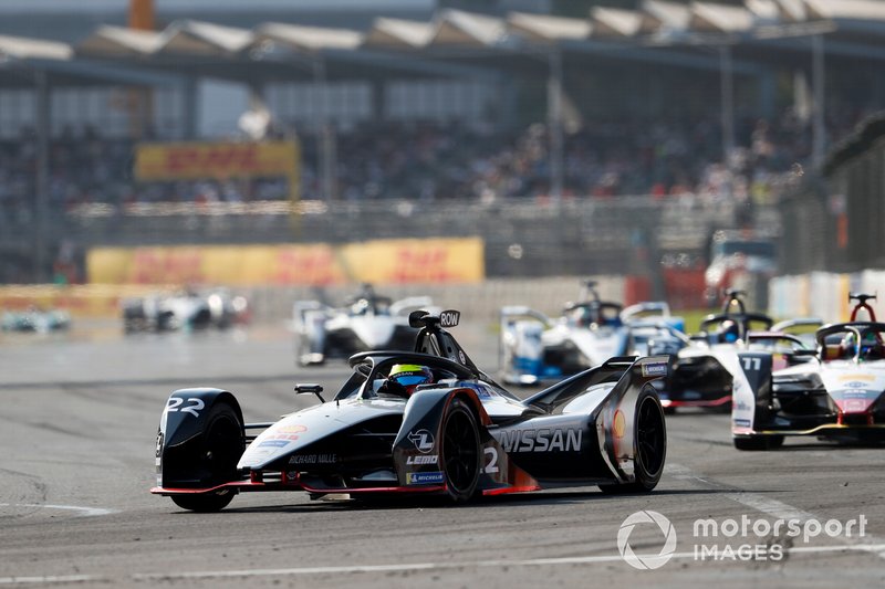 Oliver Rowland, Nissan e.Dams, Nissan IMO1 leads Lucas Di Grassi, Audi Sport ABT Schaeffler, Audi e-tron FE05