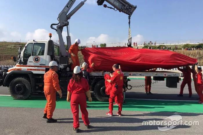 Sebastian Vettel, Ferrari SF90 detenido a un lado de la pista
