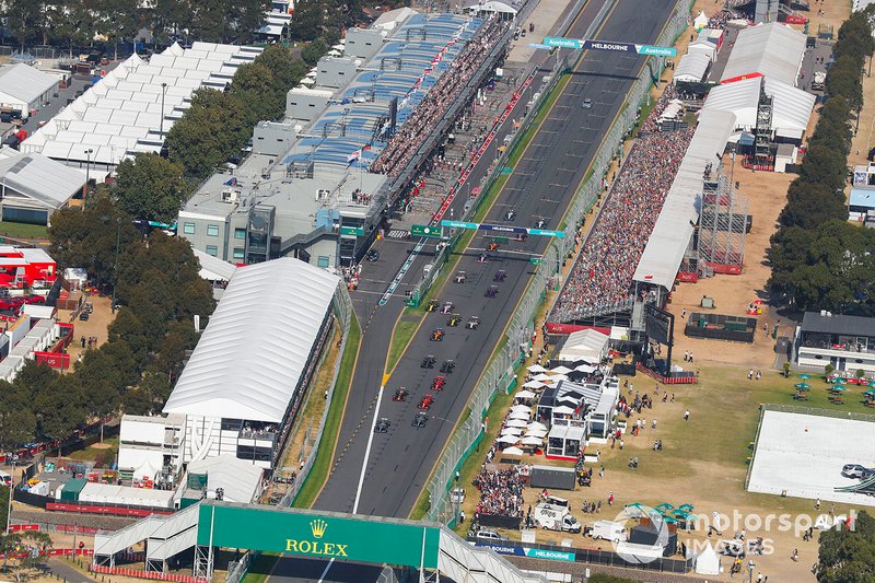 Valtteri Bottas, Mercedes AMG W10 ve Lewis Hamilton, Mercedes AMG F1 W10 ve Sebastian Vettel, Ferrari SF90, Max Verstappen, Red Bull Racing RB15, Charles Leclerc, Ferrari SF90, ilk viraj