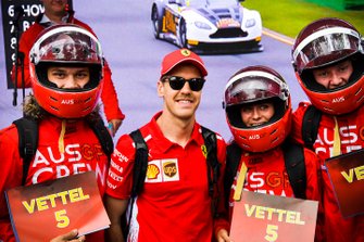 Sebastian Vettel, Ferrari, met fans